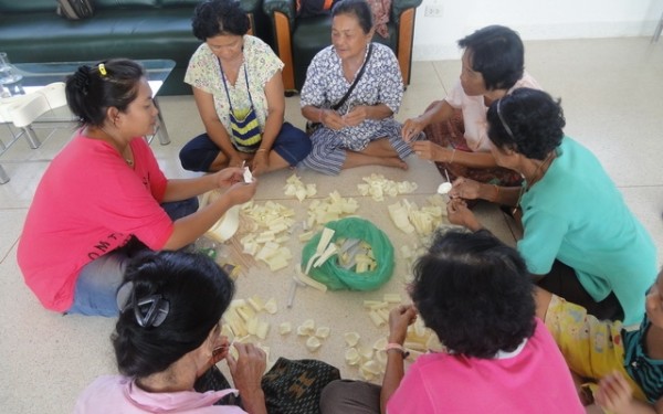 โครงการฝึกอบรมอาชีพทำดอกไม้จันทน์ แก่ผู้สูงอายุที่ประสบอุทกภัย